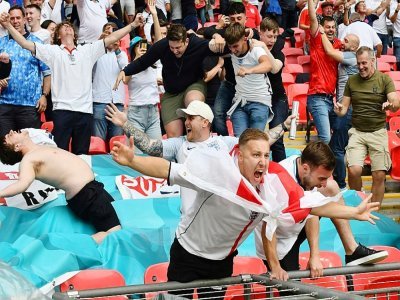 Les supporters anglais en liesse sur le deuxième but de leur équipe contre l'Allemagne à Wembley, le 29 juin 2021 - JUSTIN TALLIS [POOL/AFP/Archives]