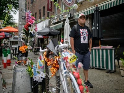 Un des fondateurs de Los "Deliveristas Unidos", le Guatémaltèque Gustavo Ajche, devant un mémorial à un jeune livreur tué dans une collision avec un bus, le 22 juin 2021 à New York - Ed JONES [AFP/Archives]