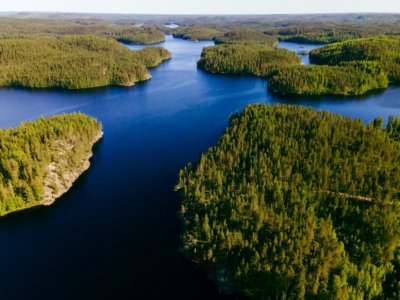 Vue aérienne du lac Saimaa, le 8 juin 2021 à Puumala, en Finlande - Alessandro RAMPAZZO [AFP]