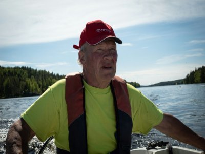 Risto Eronen, retraité, observe les allées et venues des phoques annelés du lac Saimaa, le 8 juin 2021 à Puumala, en Finlande - Alessandro RAMPAZZO [AFP]