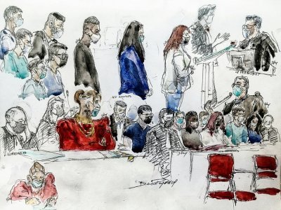 Croquis d'audience montrant Mila (en rouge) et huit des treize prévenus jugés pour cyberharcèlement dans "l'affaire Mila", le 3 juin 2021 au tribunal de Paris - Benoit PEYRUCQ [AFP/Archives]