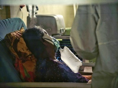 Une malade du Covid-19 sous oxygène dans un service de soins intensifs à Lhokseumawe, dans la province d'Aceh, en Indonésie, le 7 juillet 2021 - Azwar Ipank [AFP]