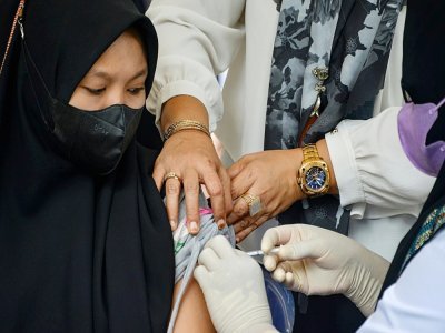 Une femme se fait vacciner contre le Covid-19 à Banda Aceh, en Indonésie, le 7 juillet 2021 - CHAIDEER MAHYUDDIN [AFP]