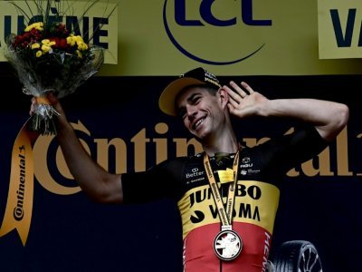 Le Belge Wout van Aert célèbre avec ses supporters, sa victoire dans la 11e étape du Tour de France, disputée entre Sorgues et Malaucène, le 7 juillet 2021 - Philippe LOPEZ [AFP]