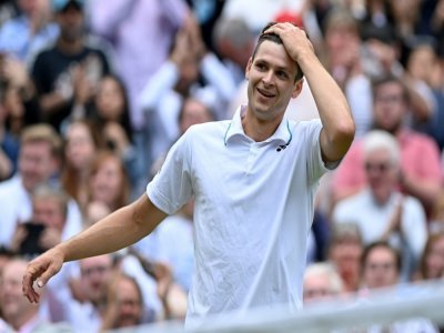 La joie du Polonais Hubert Hurkacz, après sa victoire en 3 sets face au Suisse Roger Federer, en quart de finale du tournoi de Wimbledon, le 7 juillet 2021 à Londres - Glyn KIRK [AFP]