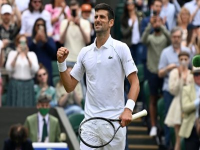 La joie du Serbe Novak Djokovic, après sa victoire en 3 sets face au Hongrois Marton Fucsovics, en quart de finale du tournoi de Wimbledon, le 7 juillet 2021 à Londres - Glyn KIRK [AFP]