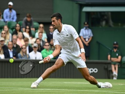 Le Serbe Novak Djokovic, lors de son quart de finale contre le Hongrois Marton Fucsovics, le 7 juillet 2021 au tournoi de Wimbledon à Londres - Glyn KIRK [AFP]