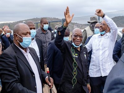 L'ancien président sud-africain Jacob Zuma s'adresse à ses partisans devant chez lui à Nkandla le 4 juillet 2021 - Emmanuel Croset [AFP/Archives]