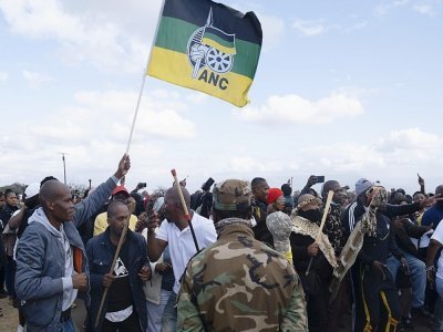 Des partisans de l'ancien président sud-africain Jacob Zuma lui manifestent leur soutien devant son domicile, à Nkandla le 4 juillet 2021 - Emmanuel Croset [AFP/Archives]