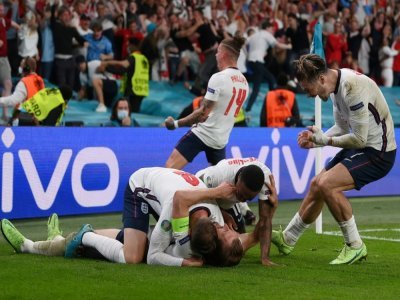 Des joueurs anglais célèbrent leur victoire en demi-finale de l'Euro-2020 au stade londonien de Wembley - Laurence Griffiths [POOL/AFP]