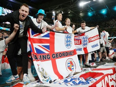 Des supporters anglais célèbrent la victoire de leur équipe sur le Danemark en demi-finale de l'Euro le 7 juillet 2021 à Wembley - Carl Recine [POOL/AFP]