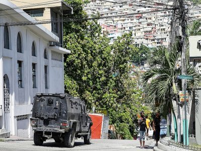 La police haïtienne bloque la rue menant au palais présidentiel, le 7 juillet 2021 à Port-au-Prince, en Haiti - VALERIE BAERISWYL [AFP]