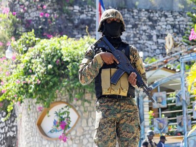 Un policier monte la garde devant le palais présidentiel haïtien après l'assassinat de Jovenel Moïse, le 7 juillet 2021 à Port-au-Prince, en Haiti - VALERIE BAERISWYL [AFP]