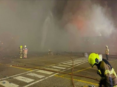 Photo diffusée le 8 juillet 2021 par le bureau des médias de Dubaï montrant des pompiers sur le site d'une explosion dans le port de Dubaï - - [GOVERNMENT OF DUBAI MEDIA OFFICE/AFP]