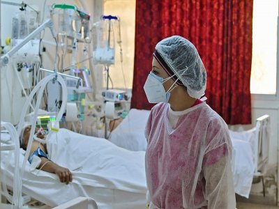 Une docteure dans un hôpital de campagne dédié à la lutte contre le Covid-19, à Kairouan (centre de la Tunisie), le 4 juillet 2021 - FETHI BELAID [AFP]