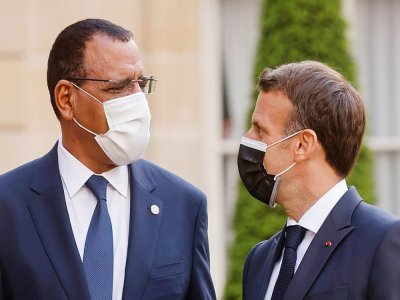Le président français Emmanuel Macron (d) accueille son homologue nigérien Mohamed Bazoum, le 17 mai 2021 à l'Elysée, à Paris - Ludovic MARIN [AFP/Archives]