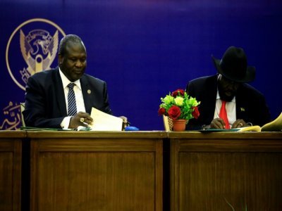Le président sud-soudanais Salva Kiir (d) et son rival Riek Machar signent des accords, le 5 août 2018 à Khartoum, au Soudan - ASHRAF SHAZLY [AFP/Archives]