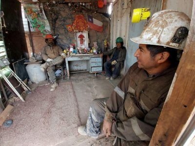 Les mineurs de Kiara prennent une pause, le 22 juin 2021 - GLENN ARCOS [AFP]