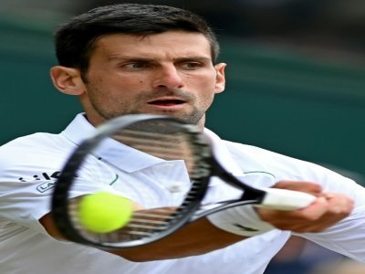 Le Serbe Novak Djokovic face au Hongrois Marton Fucsovics en quart de finale de Wimbledon, le 7 juillet 2021 - Glyn KIRK [AFP]
