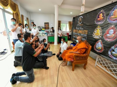 Le moine bouddhiste Luang Pu Heng lors d'une cérémoniede bénédiction d'amulettes numériques, le 9 juin 2021 à Bangkok - Daye CHAN [COURTESY OF EKKAPHONG KHEMTHONG/AFP]