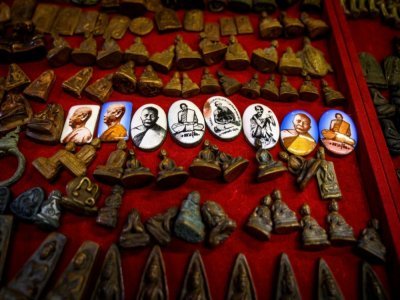 Des amulettes bouddhistes vendues sur un marché de Bangkok, le 2 juin 2020 en Thaïlande - Mladen ANTONOV [AFP/Archives]