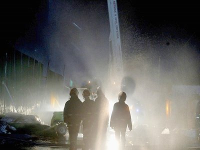 Des pompiers tentent d'éteindre un incendie qui s'est déclaré dans une usine au Bangladesh, faisant trois morts, le 9 juillet 2021 - Munir Uz zaman [AFP]
