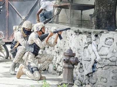 Des membres des forces de l'ordre échange des tirs avec des hommes suspectés d'avoir tué le président haïtien, le 8 juillet 2021 à Port-au-Prince - Valerie Baeriswyl [AFP]