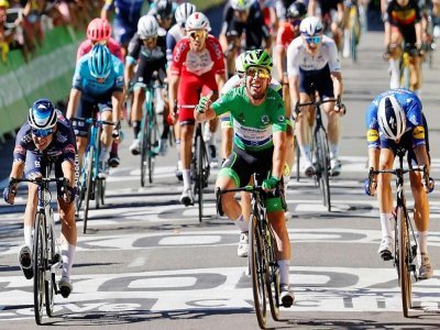 Le Britannique Mark Cavendish (c) vainqueur de la 13e étape du Tour de France, entre Nîmes et Carcassonne, le 9 juillet 2021 - Thomas SAMSON [AFP]