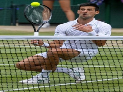 Le Serbe Novak Djokovic face au Canadien Denis Shapovalov en demi-finale de Wimbledon, le 9 juillet 2021 - AELTC/David Gray [POOL/AFP]