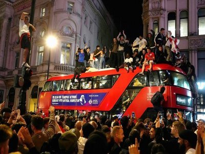 Des fans anglais célèbrent la victoire de l'Angleterre face au Danemark à l'Euro-2020, à Londres le 7 juillet 2021 - Niklas HALLE'N [AFP/Archives]