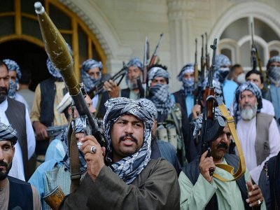 Des miliciens afghans antitalibans rassemblés en armes au domicile du chef de guerre antitaliban Ismail Khan à Herat le 9 juillet 2021 - Hoshang HASHIMI [AFP]