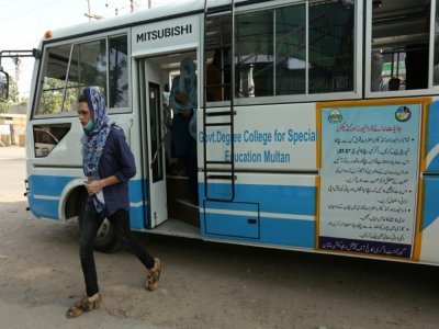 Une élève transgenre arrive dans la première école publique du Pakistan réservée à celles qui sont considérées comme un 3è sexe en Asie du Sud-Est, le 8 juillet 2021 à Multan - Shahid Saeed MIRZA [AFP]