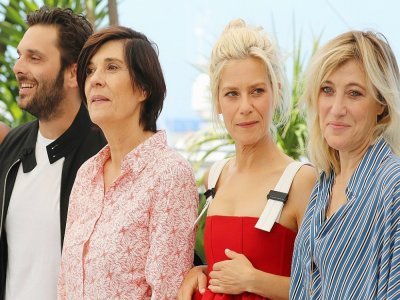 Pio Marmai, Catherine Corsini, Marina Fois et Valeria Bruni Tedeschi au festival de Cannes le 10 juillet 2021 - Valery HACHE [AFP]
