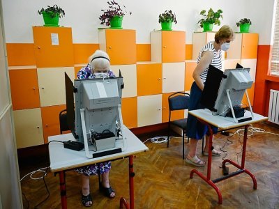 Dans un bureau de vote lors des élections législatives, à Sofia le 11 juillet 2021 - Nikolay DOYCHINOV [AFP]