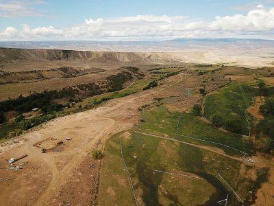 Photo aérienne du ranch de Janie VanWinkle, où seuls les champs irrigués ont verdi - Patrick T. FALLON [AFP]