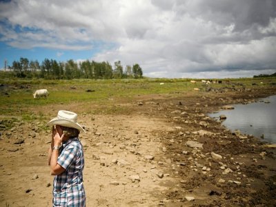 Janie VanWinkle essuie ses larmes après une interview sur les défis auxquelles elle fait face en tant qu'éleveuse de bétail - Patrick T. FALLON [AFP]