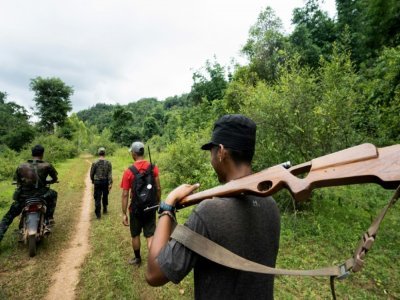 Des volontaires du KPDF partent à l'entraînement, près de Demoso, dans l'Etat de Kayah, le 6 juillet 2021 - STR [AFP]