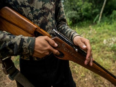 "Révolution de printemps" gravé sur le fusil artisanal de ce volontaire du KPDF, dans l'Etat de Kayah le 7 juillet 2021 - STR [AFP]