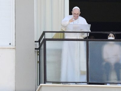 Le pape au balcon de l'hôpital Gemelli à Rome le 11 juillet 2021 - Filippo MONTEFORTE [AFP]