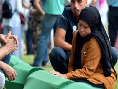 Une musulmane bosniaque au mémorial aux victimes du massacre de massacre de Srebrenica en 1995, à Potocari le 10 juillet 2021 - ELVIS BARUKCIC [AFP]