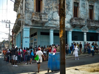 Des Cubains font la queue pour acheter de la nourriture, le 3 mai 2021 à La Havane - YAMIL LAGE [AFP/Archives]