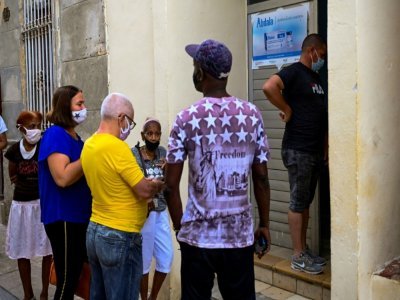 Des personnes attendent pour se faire vacciner contre le Covid-19, le 9 juillet 2021 à La Havane - YAMIL LAGE [AFP]