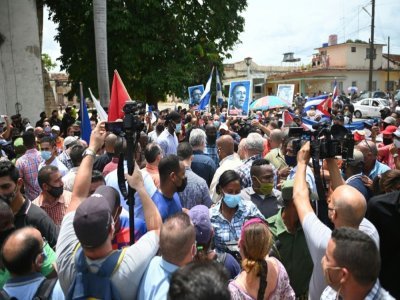 Le président cubain Miguel Diaz-Canel (c) pendant une manifestation, le 11 juillet 2021 à Antonio de Los Banos, à Cuba - Yamil LAGE [AFP]