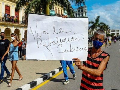 Un partisan du gouvernement cubain à La Havane, le 11 juillet 2021 - YAMIL LAGE [AFP]