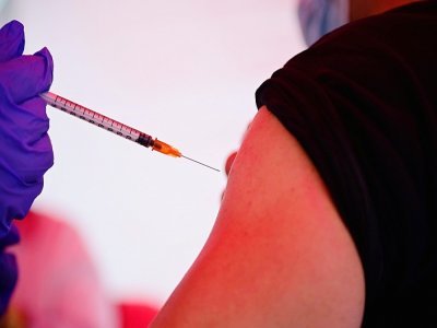 Un homme se fait vacciner dans un centre parisien le 29 juin 2021 - MARTIN BUREAU [AFP/Archives]