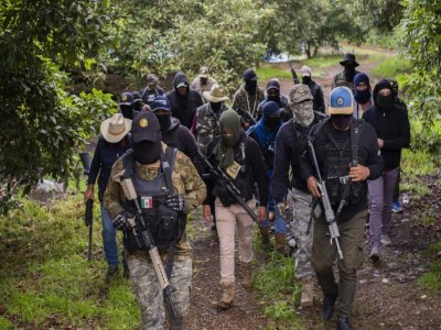 Des producteurs d'avocats, encagoulés et armés, patrouillent dans l'Etat de Michoacan, dans l'ouest du Mexique, pour empêcher le vol de leur production par les cartels de la drogue à Ario de Rosales, le 8 juillet 2021 - ENRIQUE CASTRO [AFP]