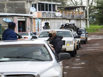 Un convoi de miliciens patrouille dans l'Etat de Michoacan dans l'ouest du Mexique pour empêcher le vol de la production d'avocats par les cartels de la drogue à Ario de Rosales le 8 juillet 2021 - ENRIQUE CASTRO [AFP]