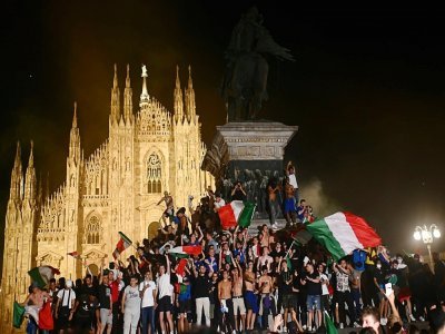 Des supporters italiens célèbrent la victoire à l'Euro le 11 juillet 2021 sur la Piazza del Duomo à Milan - Marco BERTORELLO [AFP]