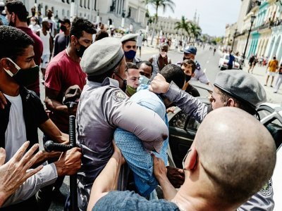 Un homme est arrêté pendant une manifestation contre le gouvernement cubain, le 11 juillet 2021 à La Havane - ADALBERTO ROQUE [AFP]