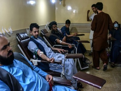 Des habitants de Kandahar, dans le Sud de l'Afghanistan, donnent leur sang pour soigner les civils blessés durant des combats entre forces afghanes et talibans, le 12 juillet 2021 - Javed TANVEER [AFP]